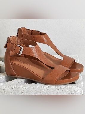 Gentle Souls Gisele By Kenneth Cole Caramel Leather T Strap Sandals Size: 9M